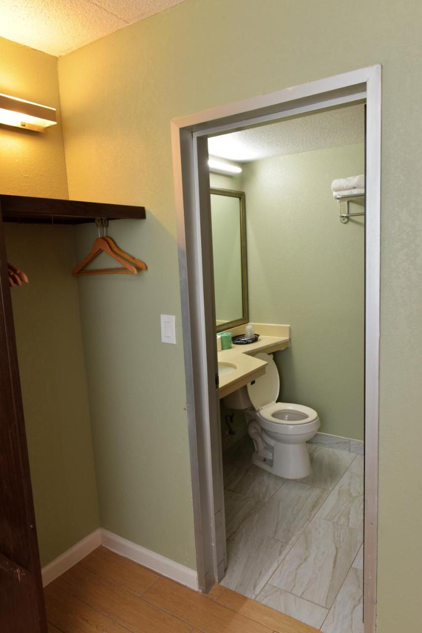 Red Carpet Inn and Suites Houston Gulf Fwy photo 2