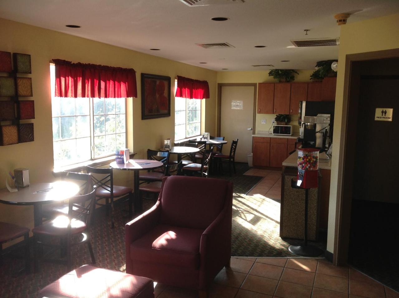 Howard Johnson by Wyndham Grand Prairie Near Lone Star Park photo 2