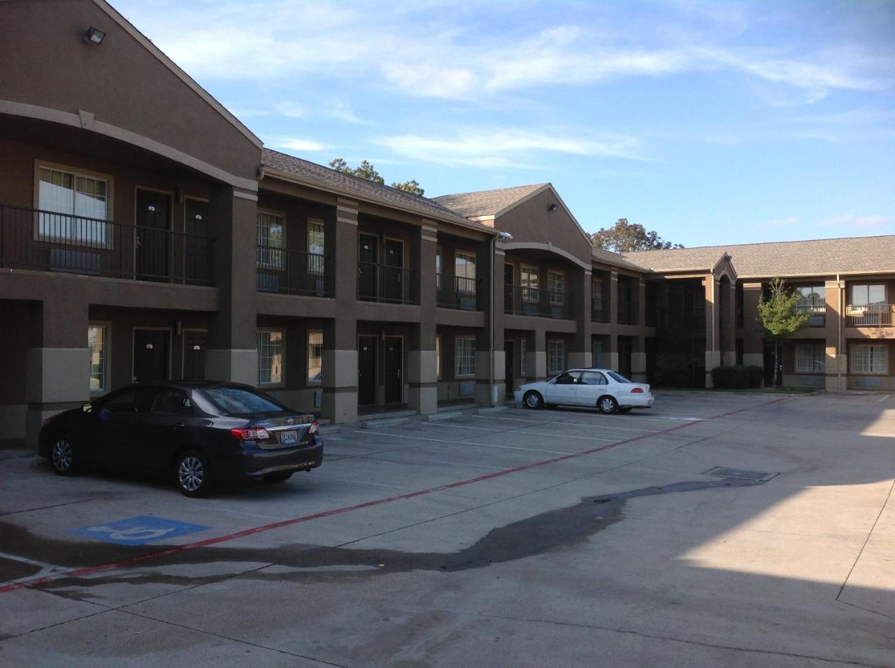 Howard Johnson by Wyndham Grand Prairie Near Lone Star Park photo 4