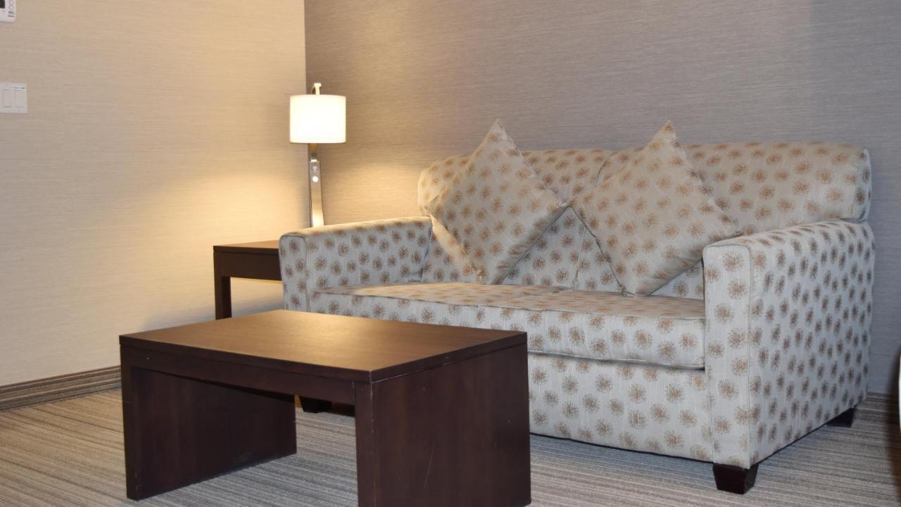 Holiday Inn Express Golden-Kicking Horse By IHG photo 2