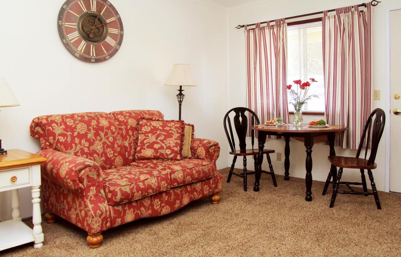 Redwood Suites photo 2