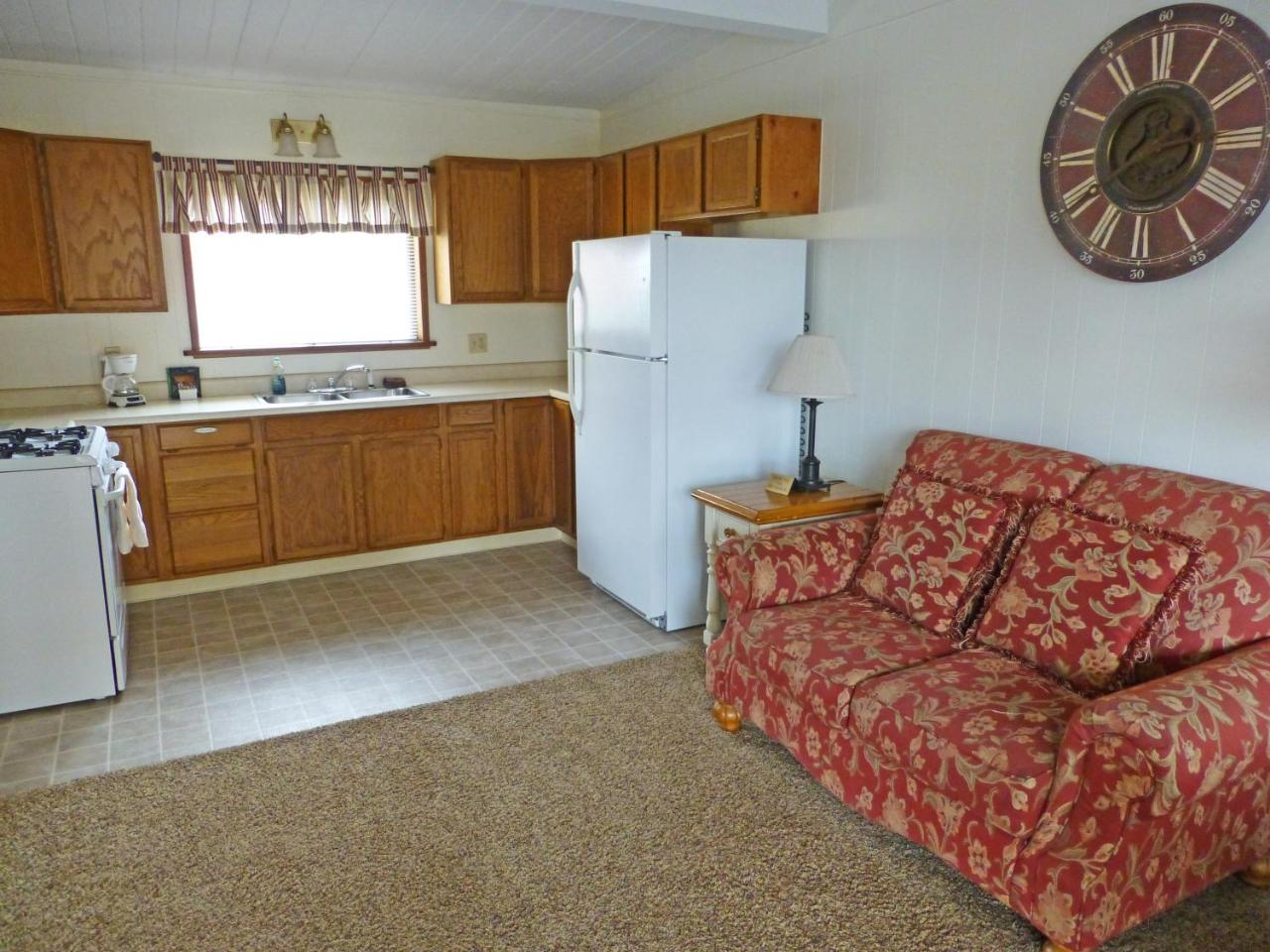 Redwood Suites photo 3