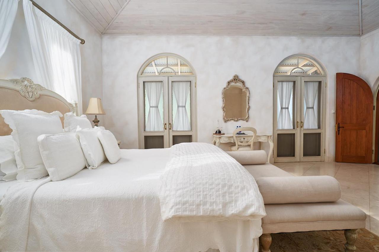 Victoria's At Ewingsdale