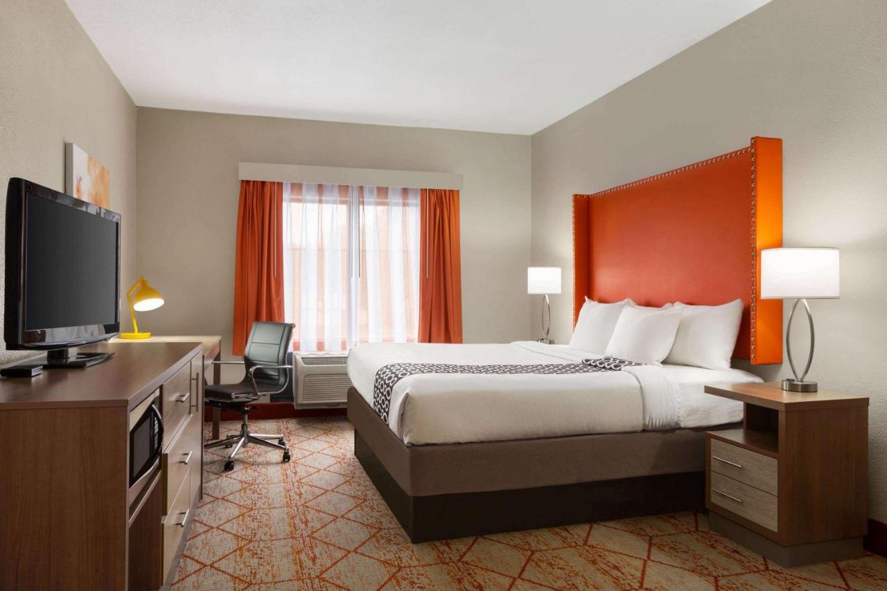 La Quinta Inn & Suites by Wyndham Lackawanna photo 4