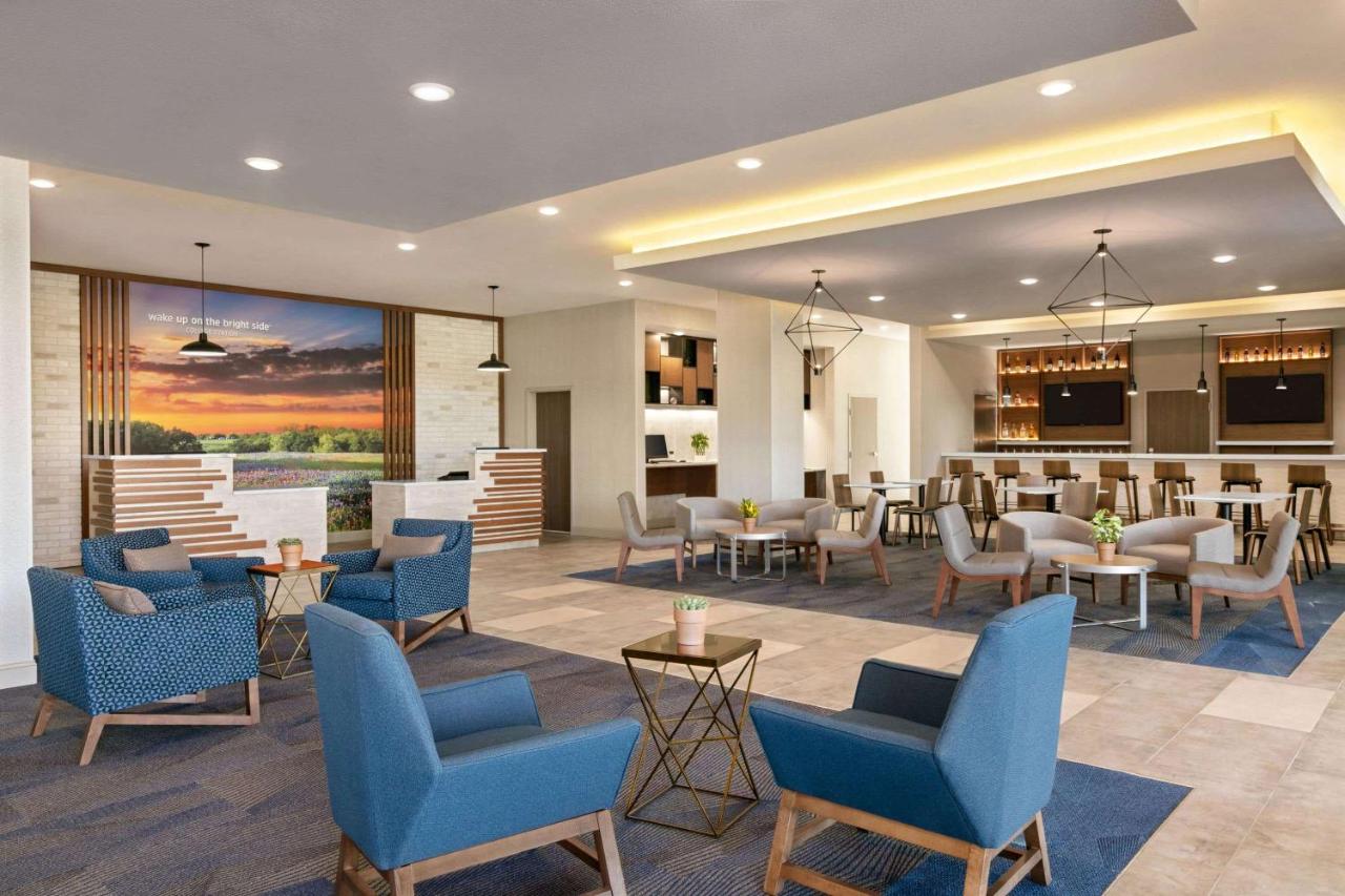 Photo - La Quinta Inn & Suites by Wyndham College Station North