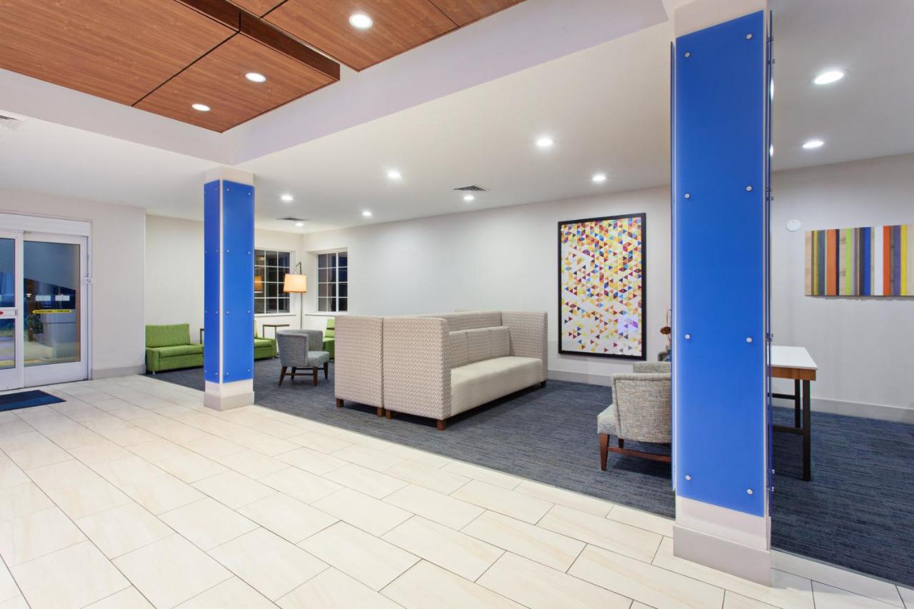 Holiday Inn Express & Suites Corona By IHG photo 2