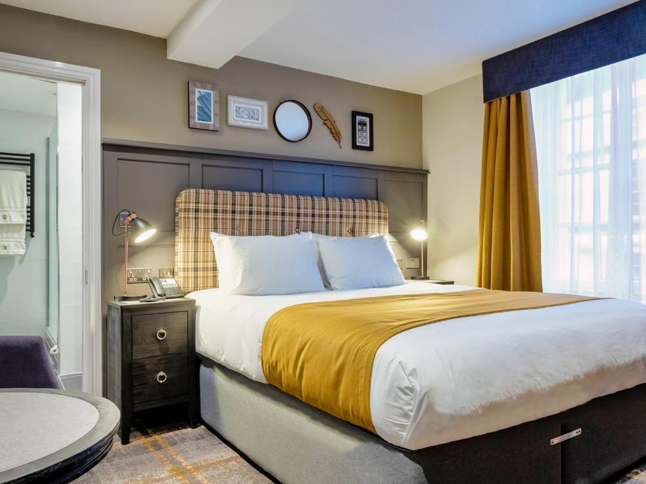 The Feathers Hotel - 5