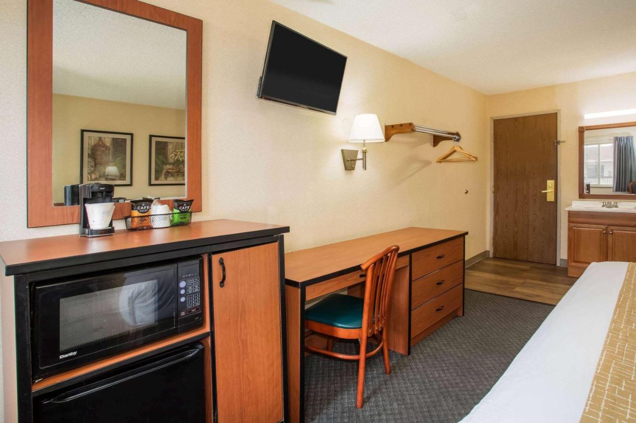 Travelodge by Wyndham Colorado Springs Airport/Peterson SFB photo 3