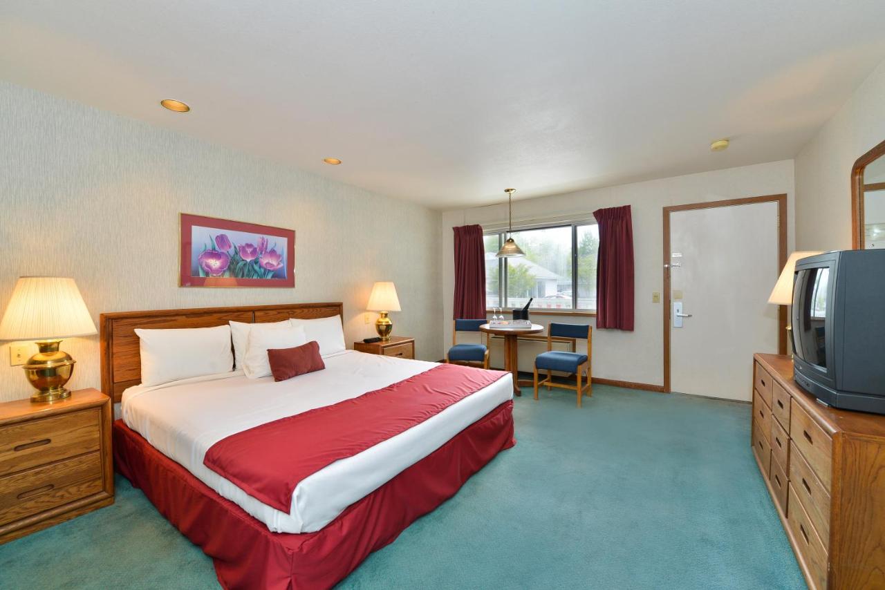 Travelodge by Wyndham Mackinaw City photo 2