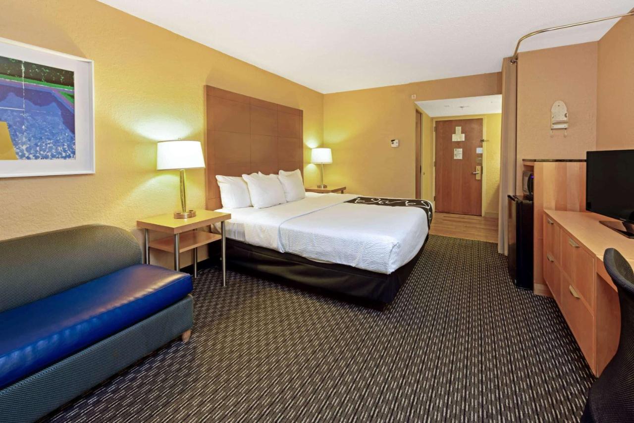 La Quinta Inn & Suites by Wyndham Coral Springs South photo 3