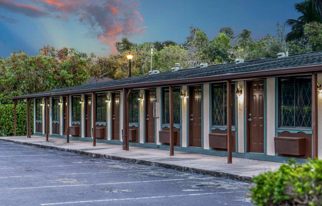 Spinnaker Inn of Naples in Naples from $65, image size:1280x820