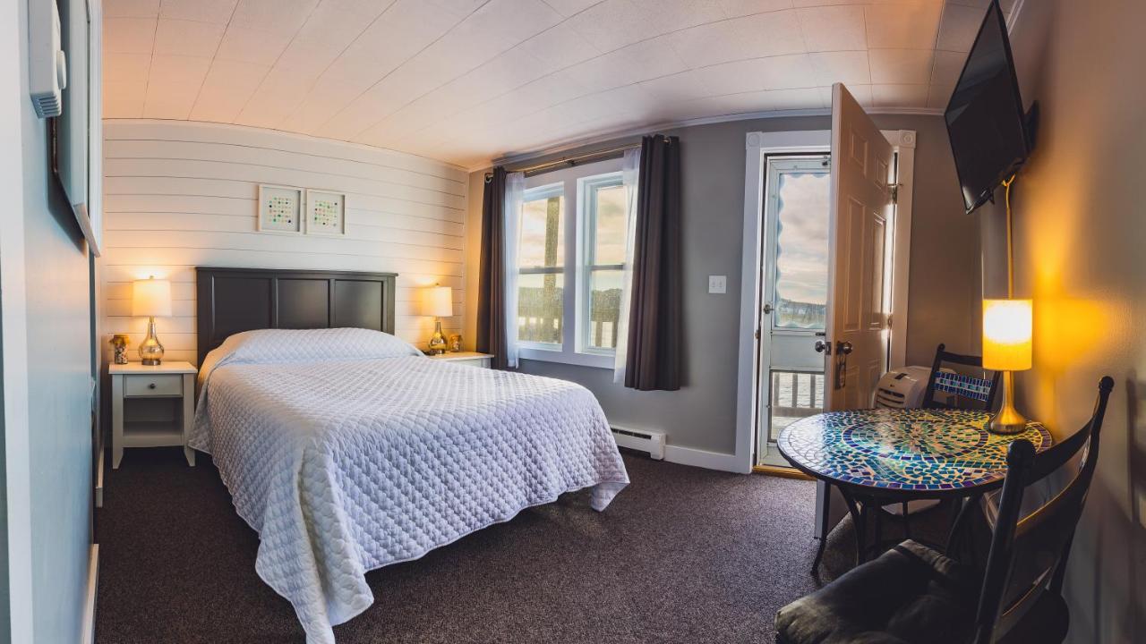 Bearskin Neck Motor Lodge photo 2