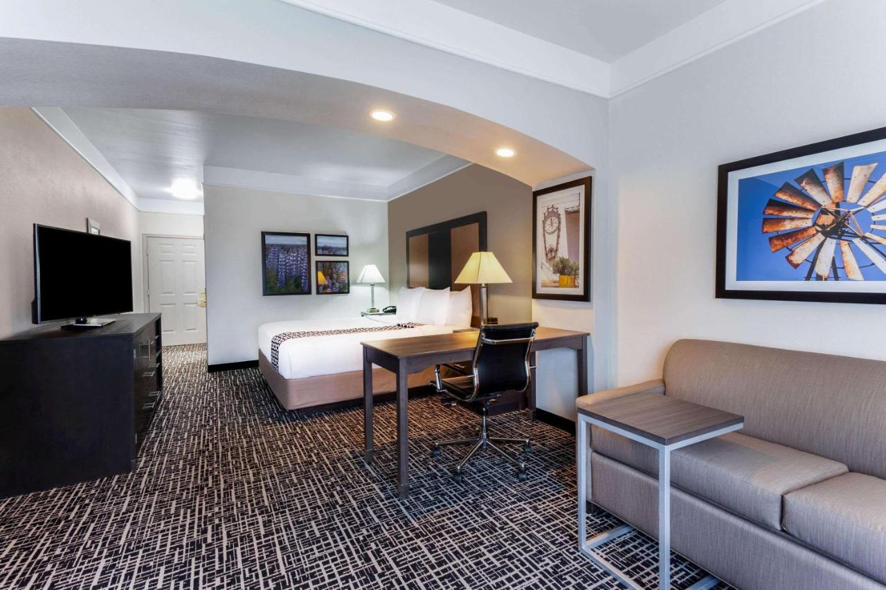 La Quinta Inn & Suites by Wyndham Seguin photo 2