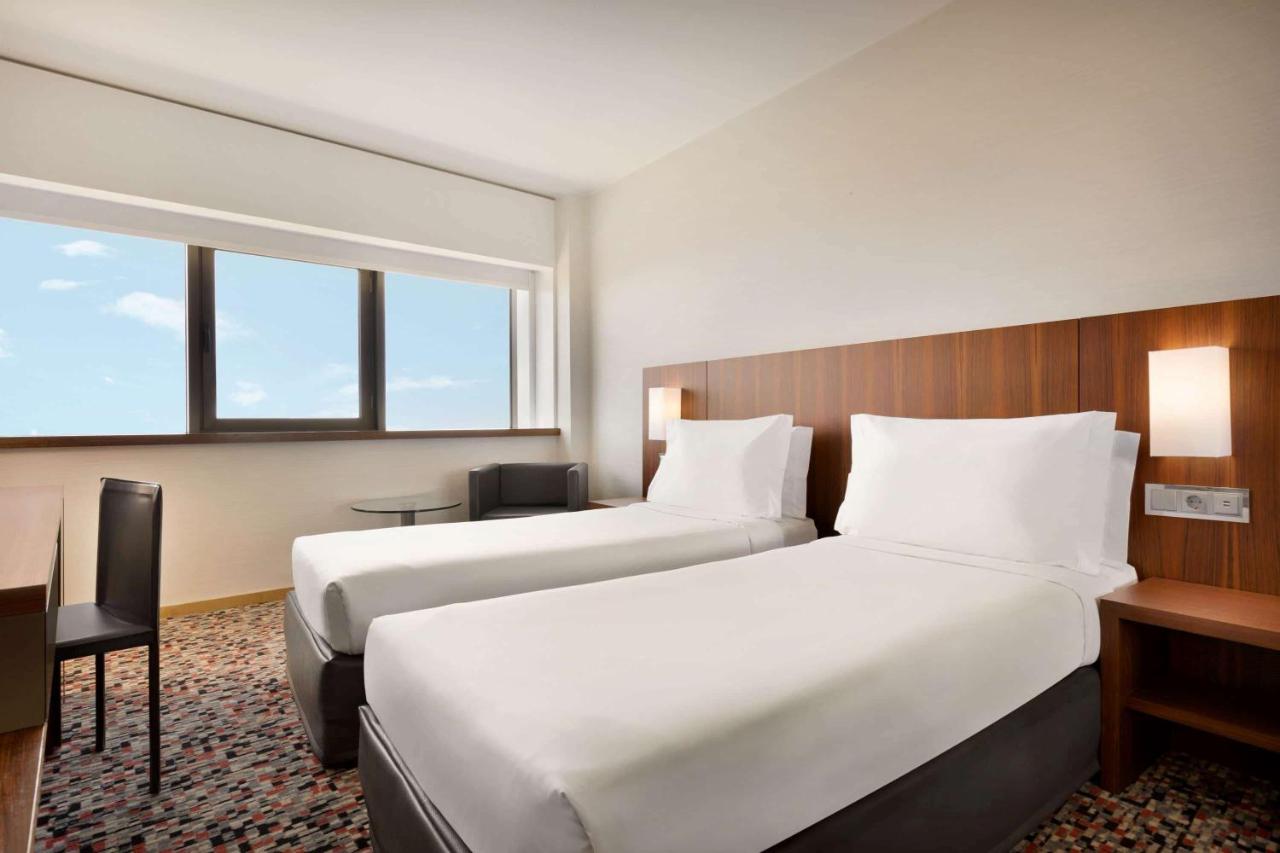 Ramada by Wyndham Lisbon photo 2
