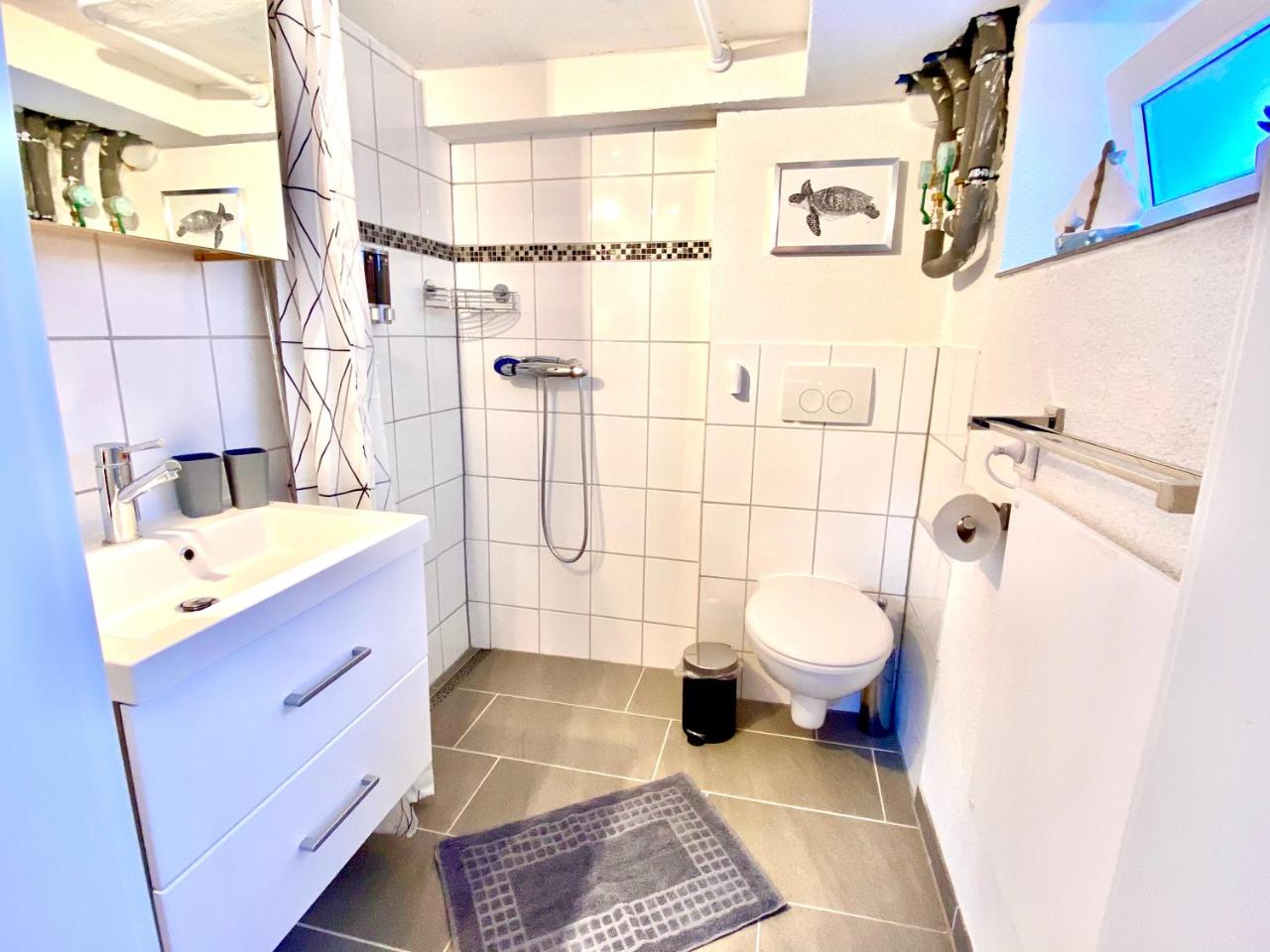 Modernes Zimmer mit Küchenzeile und Bad - 3