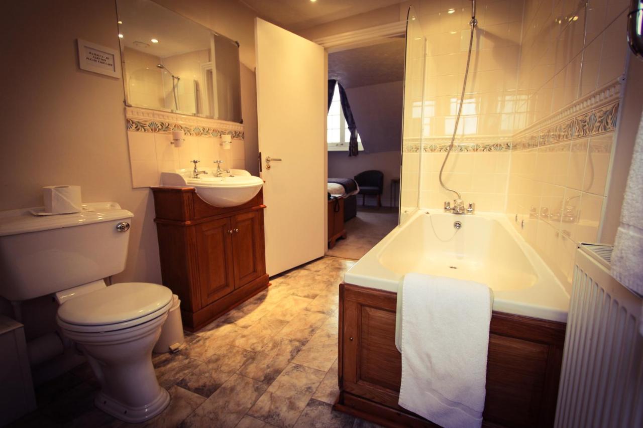 Photo - Queens Court Hotel