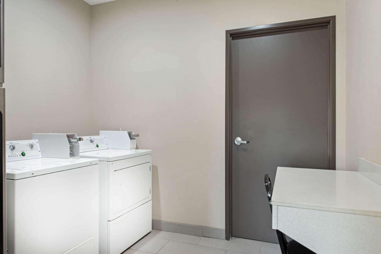 La Quinta Inn & Suites by Wyndham Lake Charles-Westlake photo 2