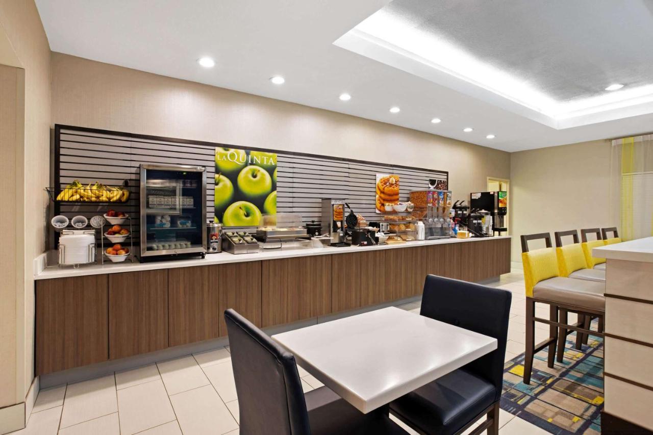 La Quinta Inn & Suites by Wyndham Palestine photo 2