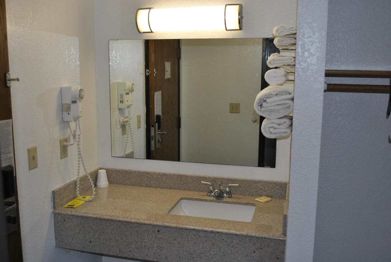 Waconia Inn and Suites photo 2