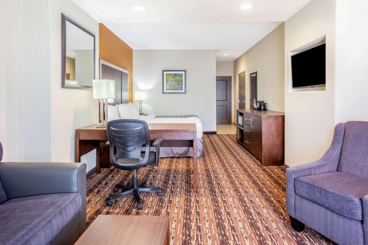 La Quinta Inn & Suites by Wyndham Gonzales TX photo 2