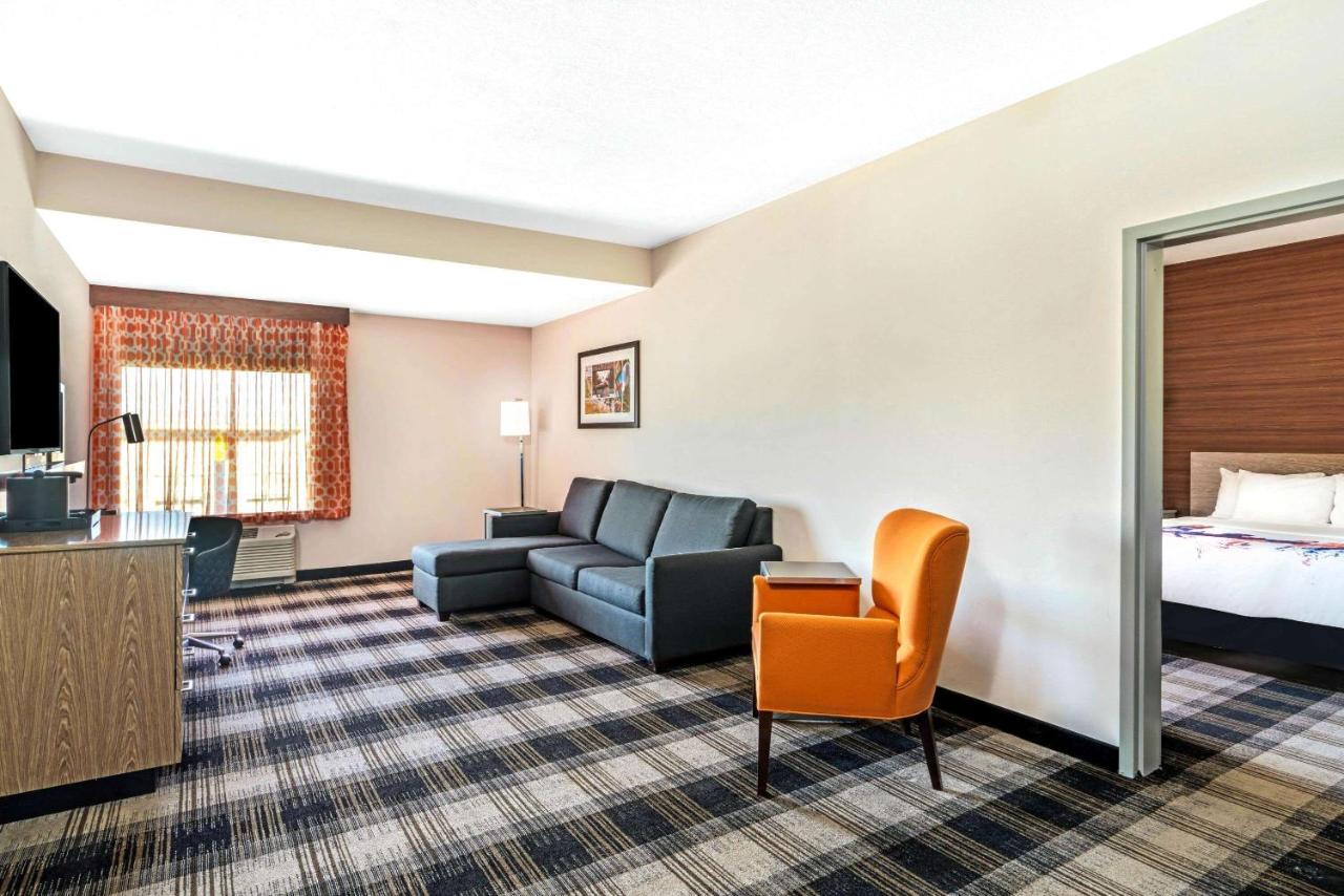 La Quinta Inn & Suites by Wyndham Oklahoma City Airport photo 2