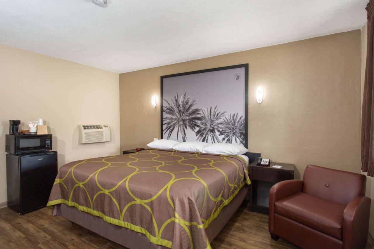 Super 8 by Wyndham Pensacola NAS Area photo 3