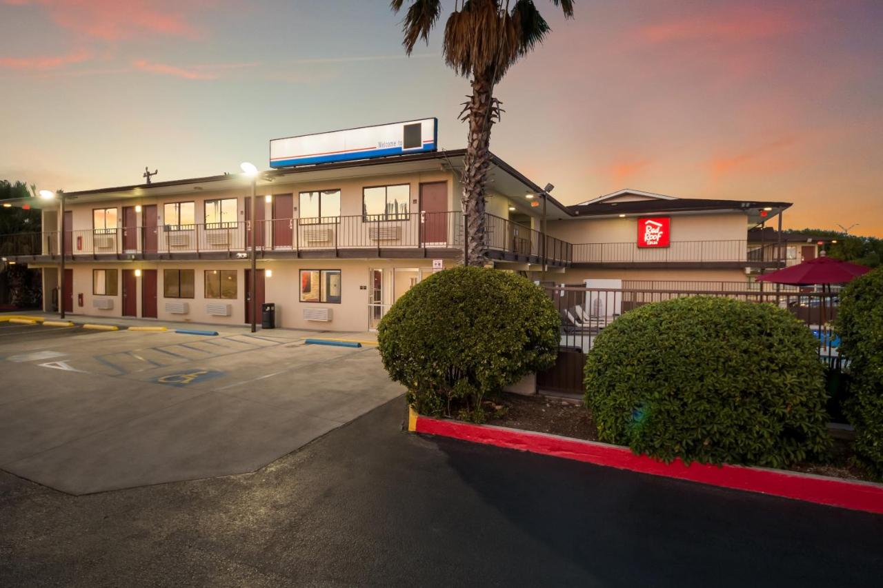 Red Roof Inn San Antonio E - Frost Bank Center photo 2