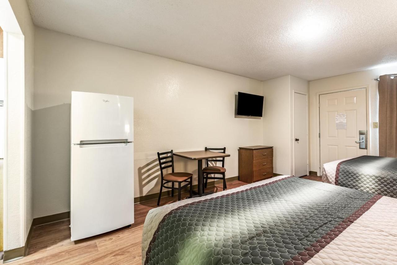 HomeTowne Studios by Red Roof Atlanta - Norcross Downtown photo 3