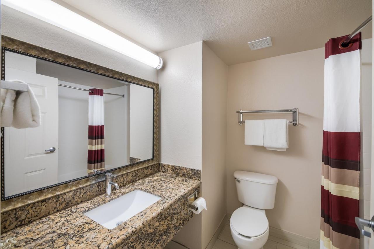 Red Roof Inn & Suites Austin East - Manor photo 4