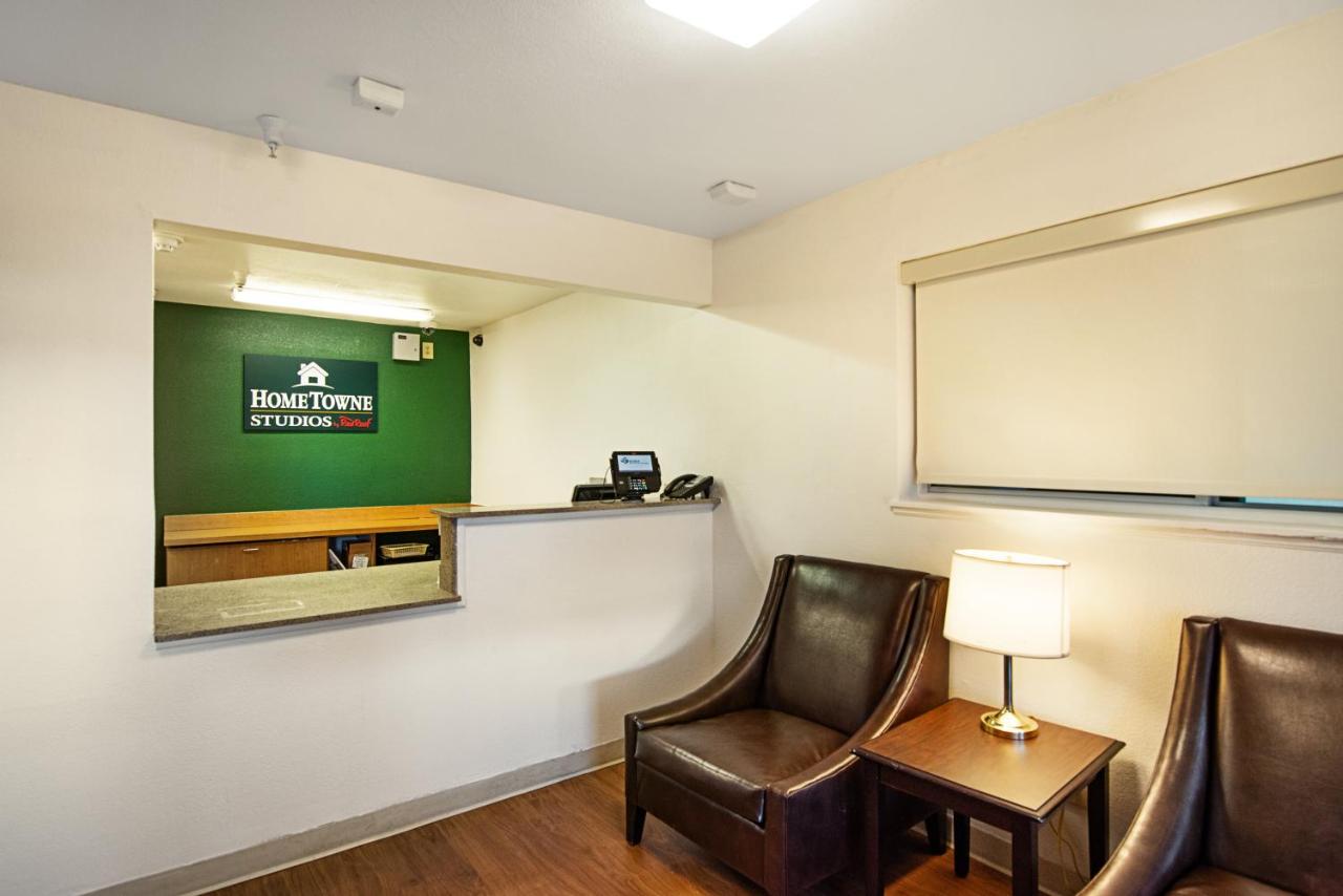 Photo - HomeTowne Studios by Red Roof Colorado Springs - Airport