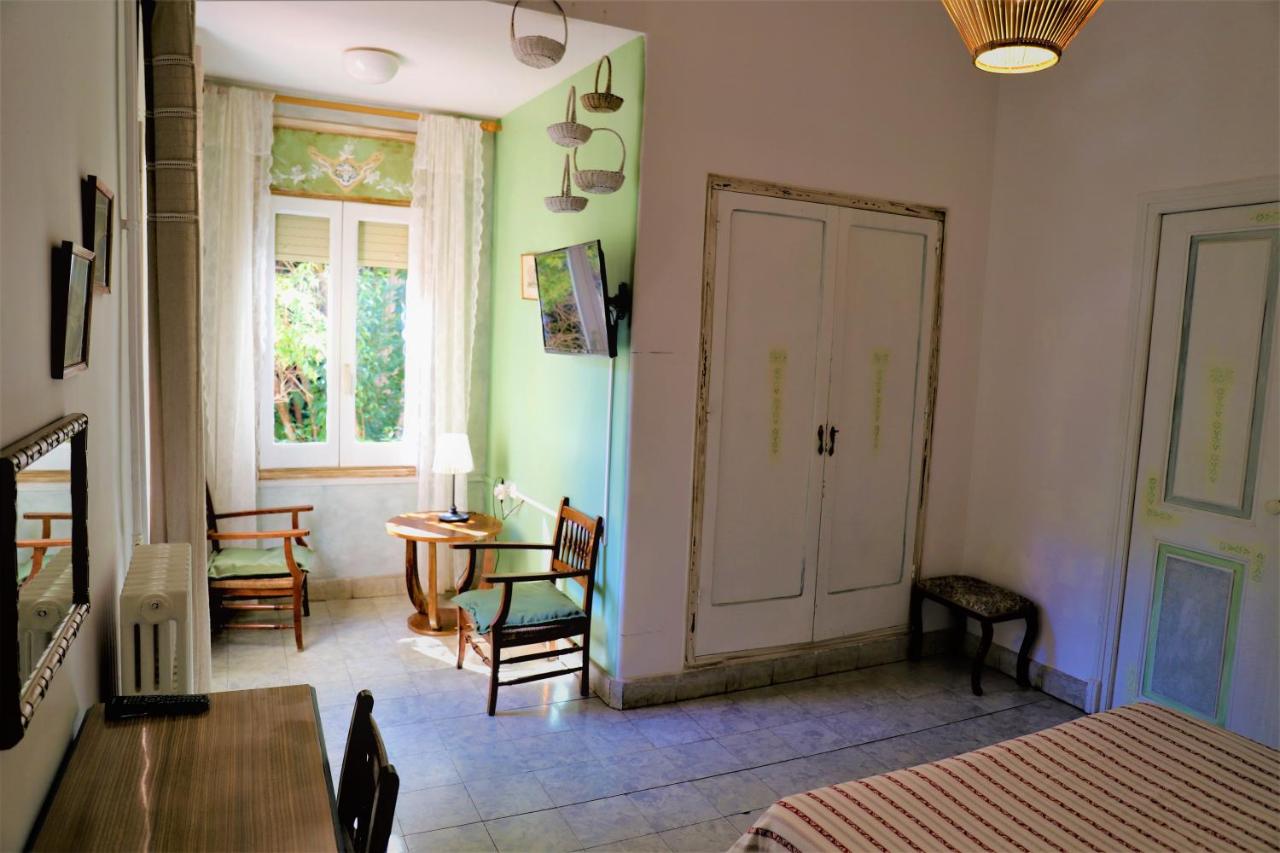 Hostal Montsoliu photo 2