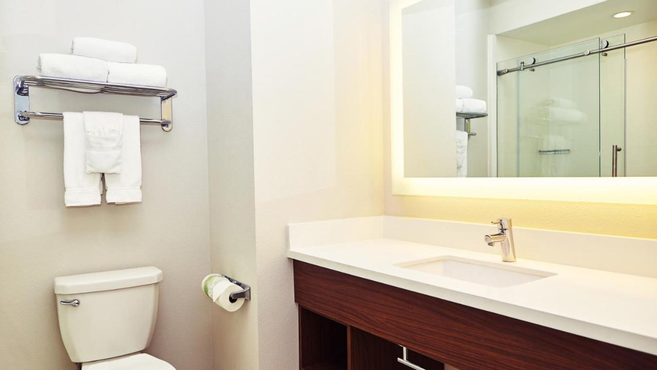Holiday Inn Express & Suites Corona By IHG photo 3