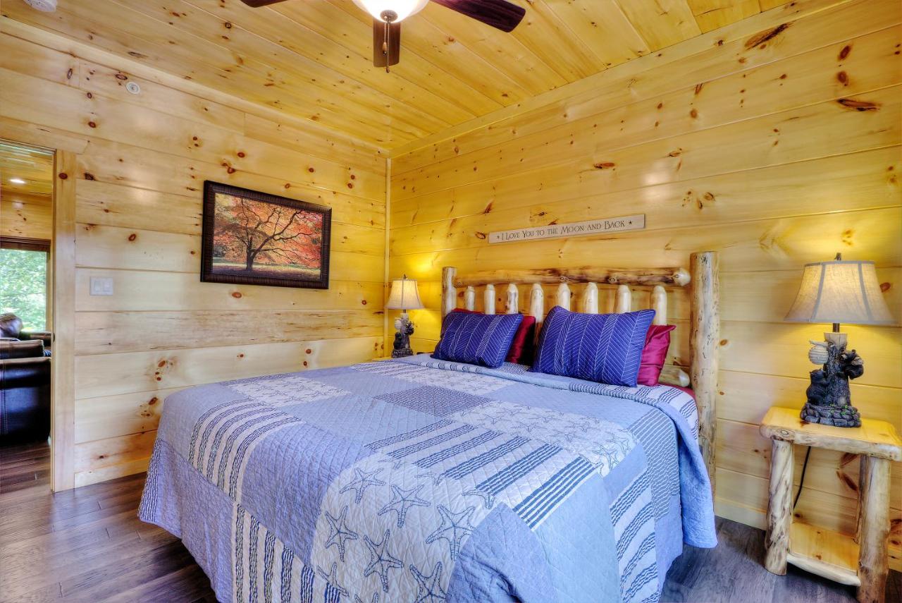 Luxury 5bed/6ba Cabin: Theater, Pool Room, Hottub! - 4