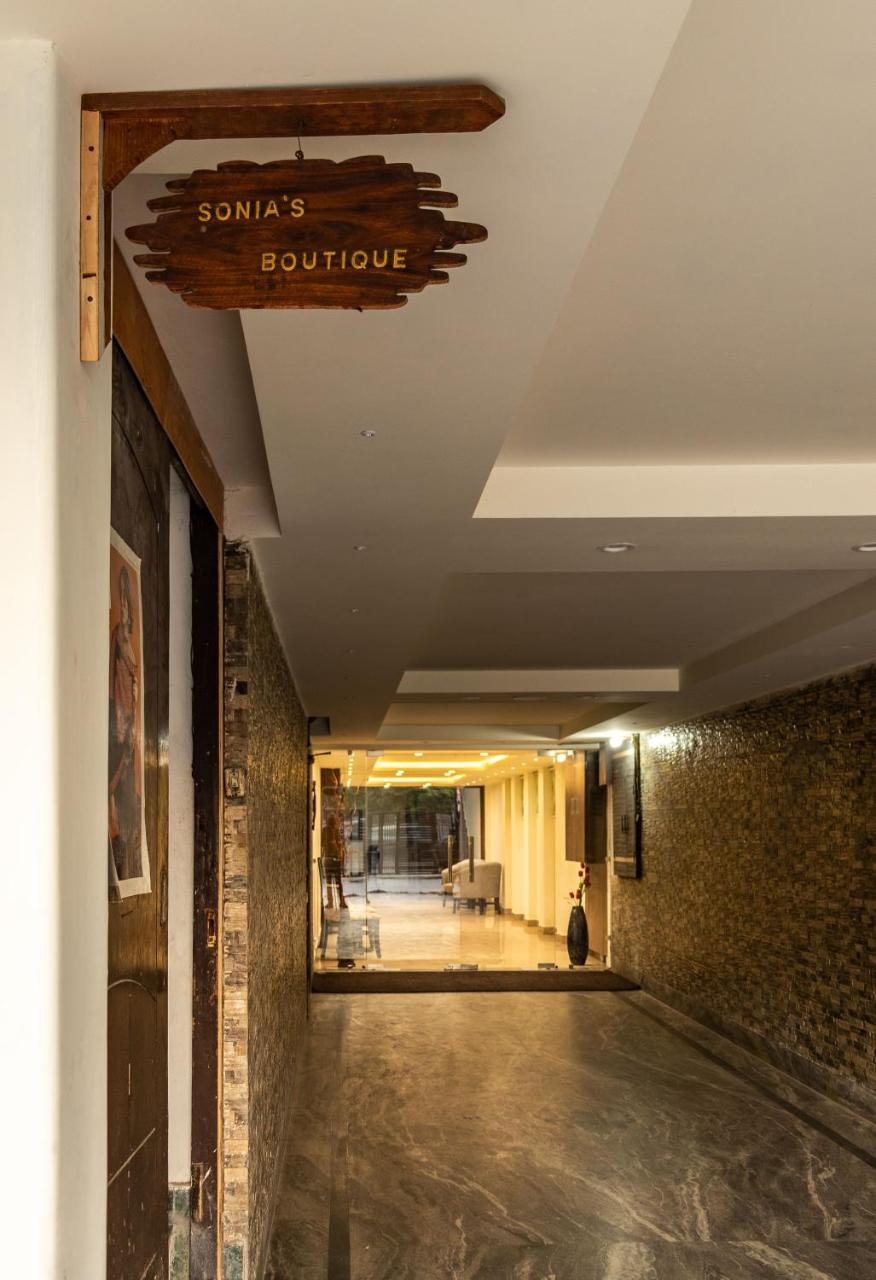 De Manora Homes - Unpretentious hotel with a garden , posh area Ranjit Avenue photo 2
