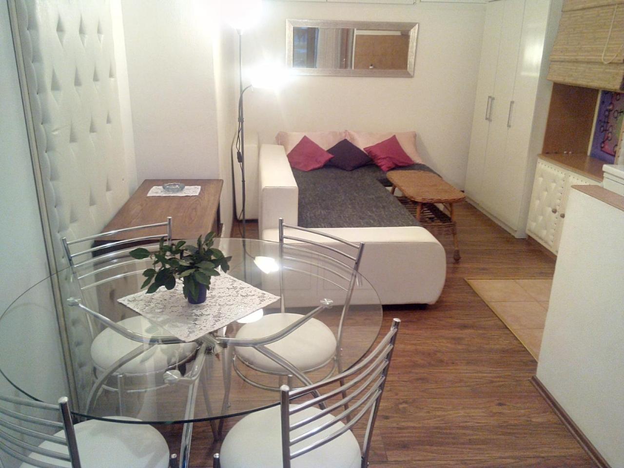 Collins Apartments with FREE public parking photo 3