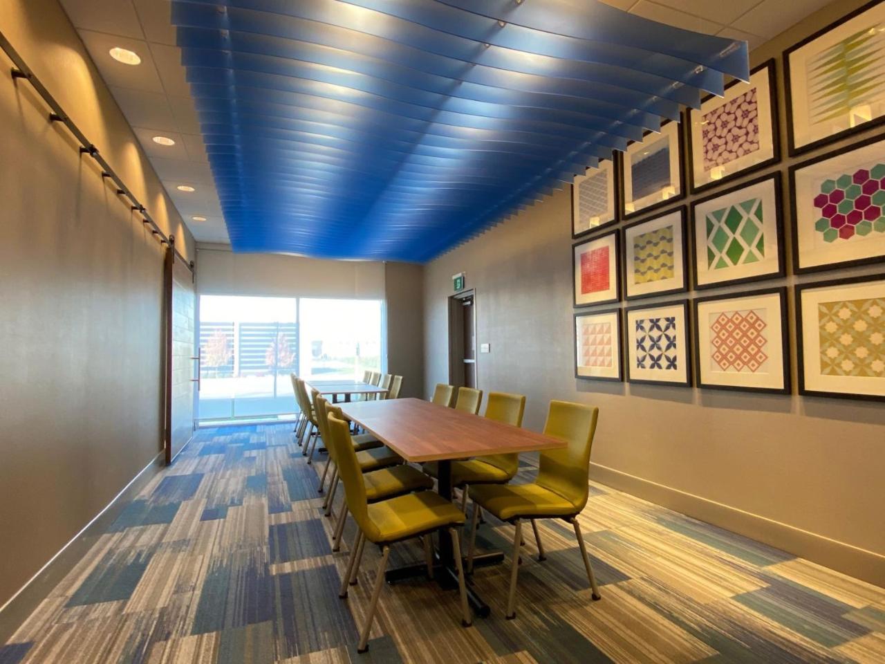 Holiday Inn Express & Suites Aurora By IHG photo 3