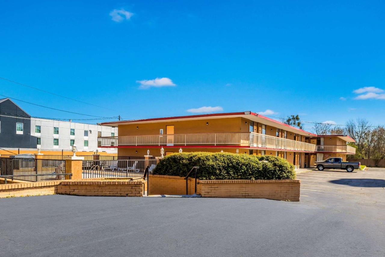 Econo Lodge  Inn & Suites Macon West