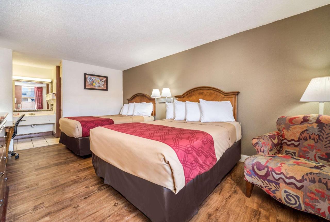 Econo Lodge  Inn & Suites Macon West photo 3