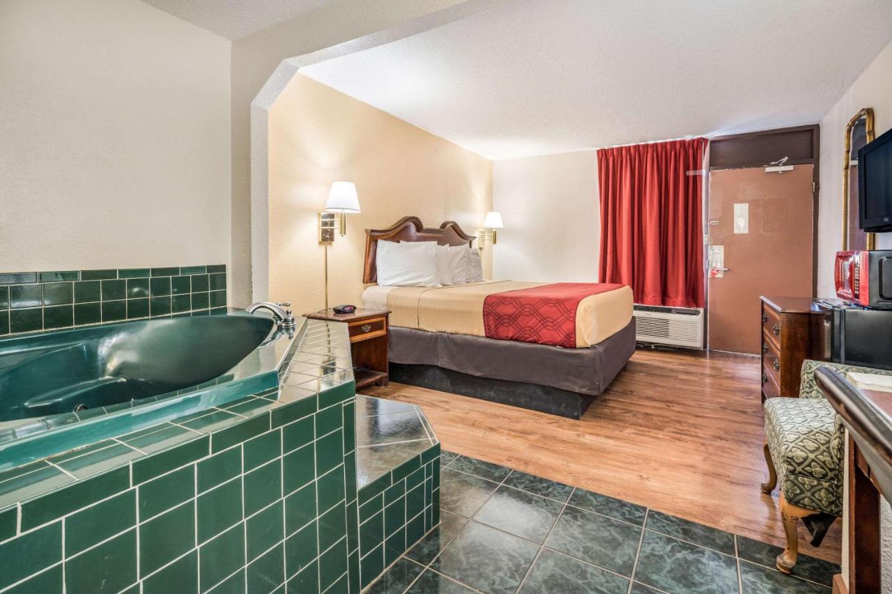 Econo Lodge  Inn & Suites Macon West photo 2