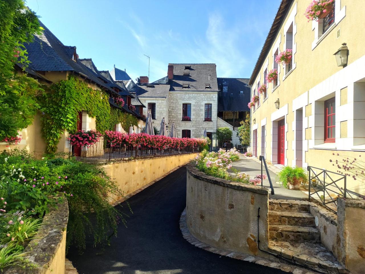 Logis Hotel La Croix Blanche Fontevraud photo 4