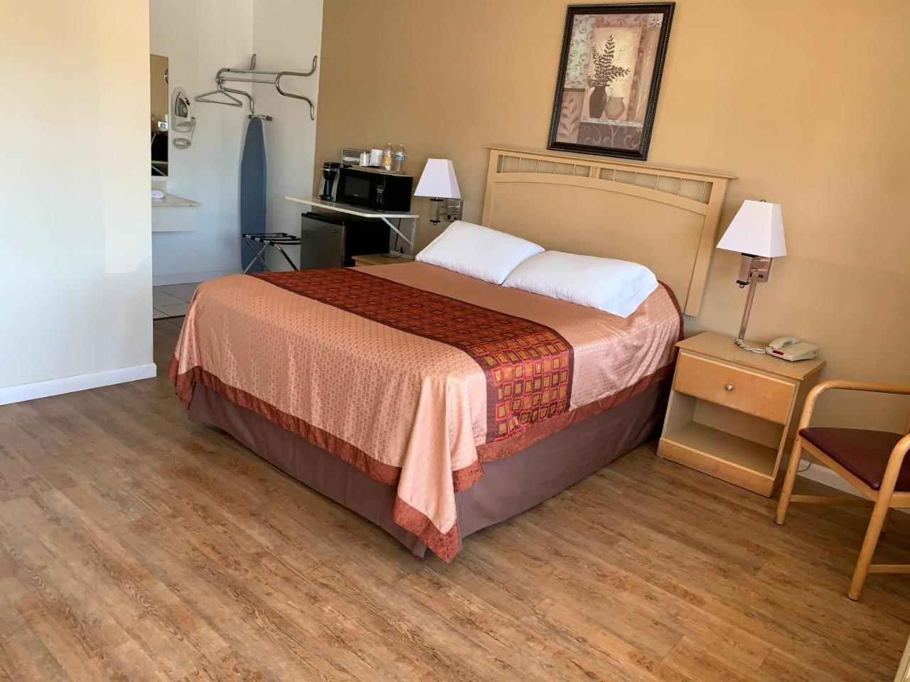 Redwood Inn photo 2
