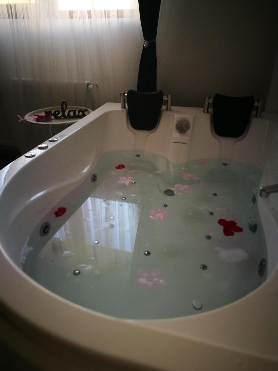 Iași Jacuzzi Apartment photo 2
