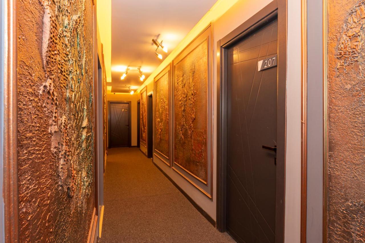 White Palace Hotel photo 2