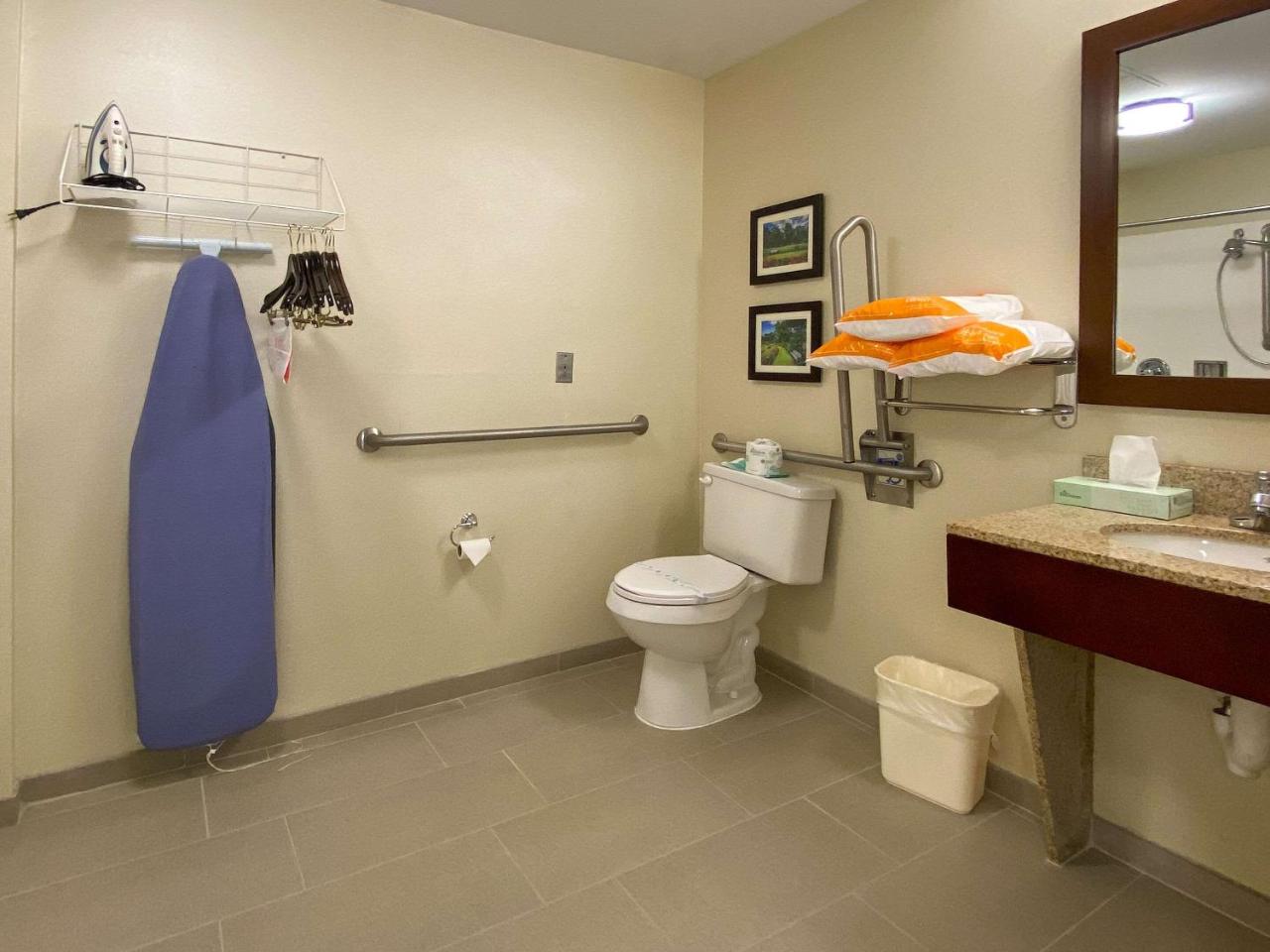 Comfort Inn East Windsor - Springfield photo 2
