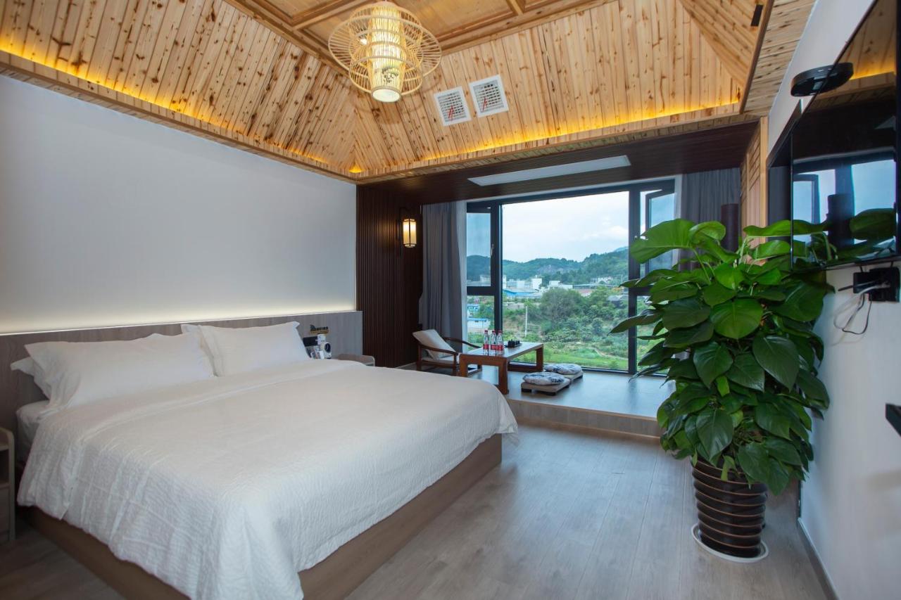 Heaven's Gate Home Stay -Free pick up service-Free laundry service-Panoramic view of Tianmen Mountain photo 4