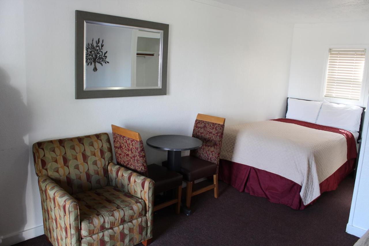 Chalet Motel - Your Cozy Basecamp for Bend Adventures photo 4