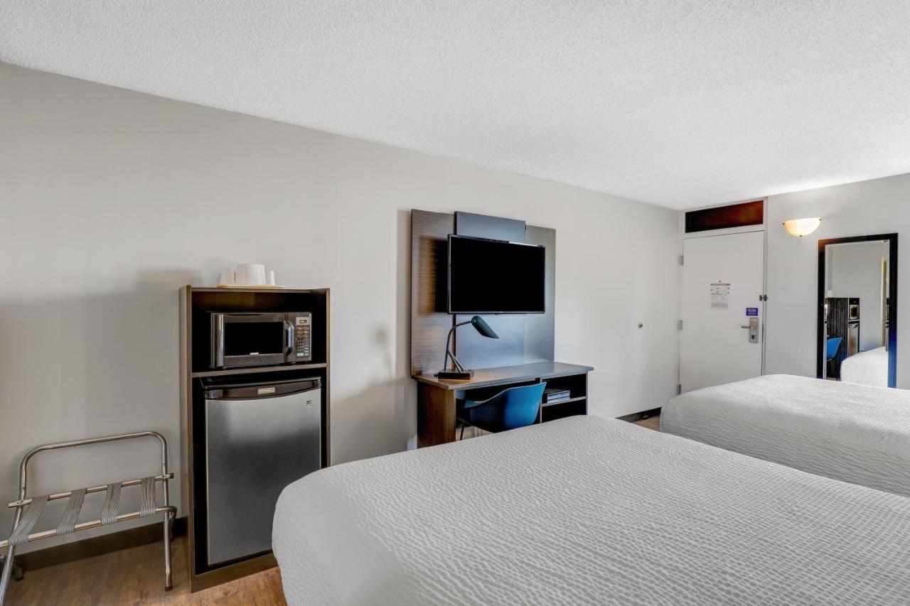 Motel 6 Brooks AB photo 2