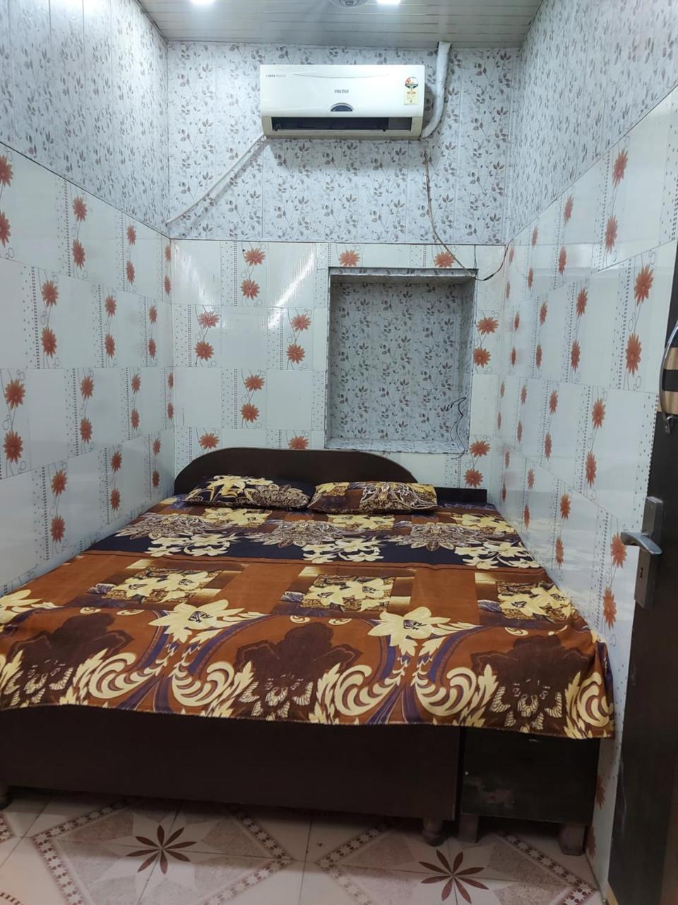 MJ Chawla Homestay double bed attached bathroom room photo 3