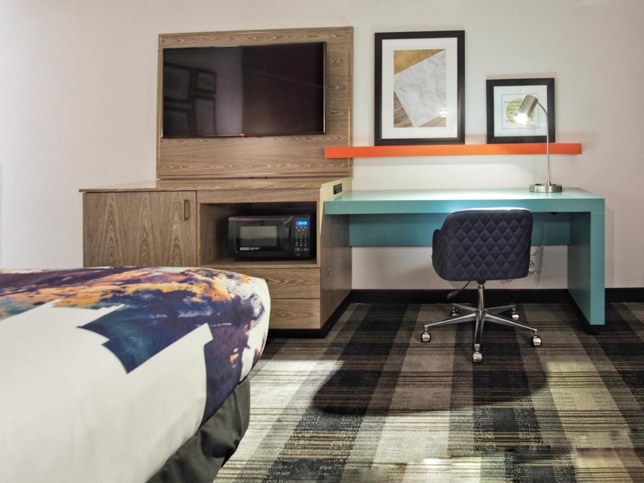 La Quinta Inn & Suites by Wyndham Oklahoma City Airport photo 3
