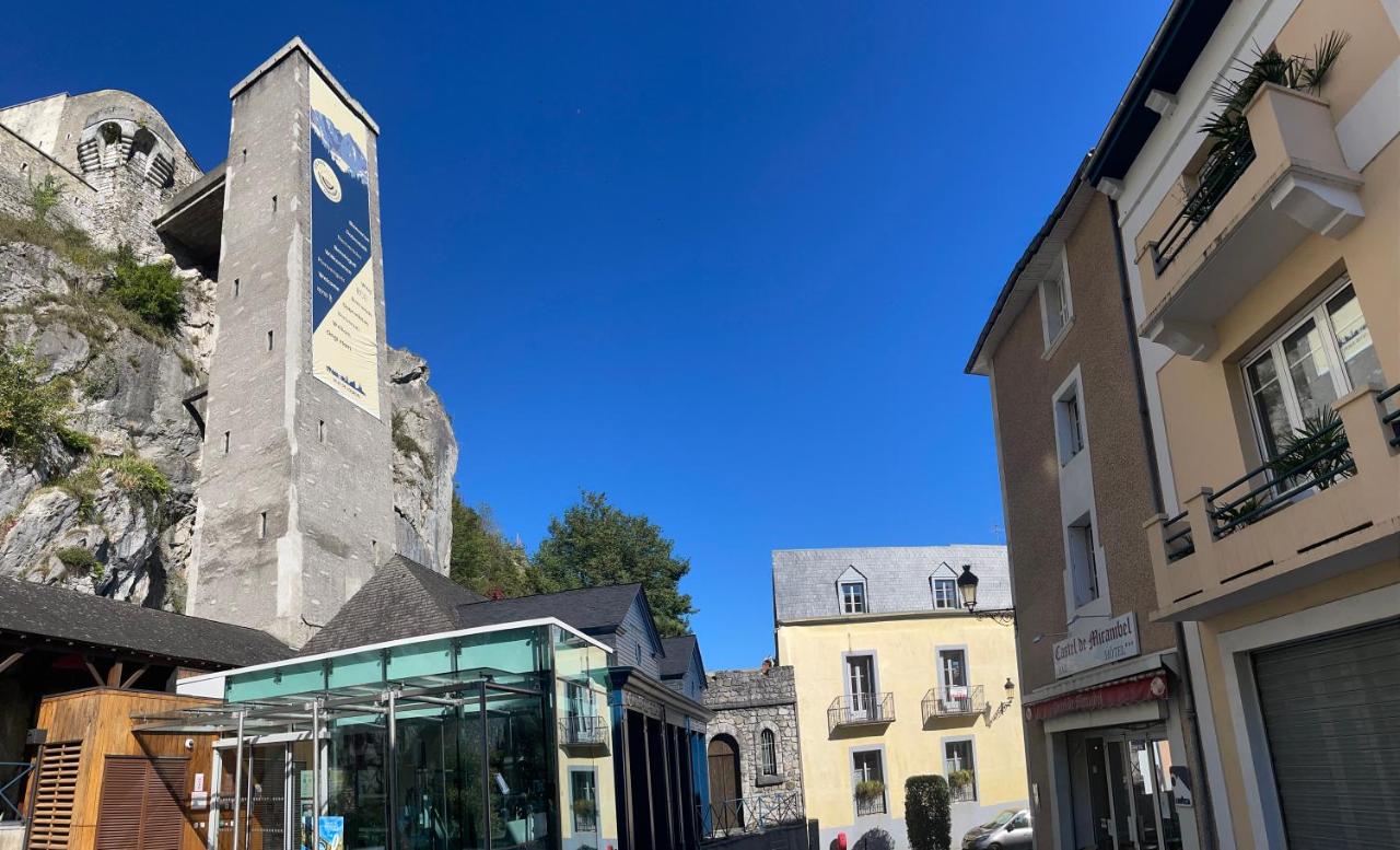 Logis Hôtel Castel de Mirambel